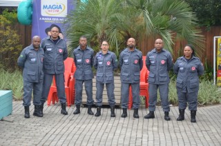 
<a style='margin-left: 5px;' class='btn btn-xs btn-social btn-facebook' href='https://www.facebook.com/sharer/sharer.php?u=https://www.galeramix.com.br/imagem/a110/800-800-90/conteudo/site_galerias/110/feijoada-do-jean-negao-2019-142.jpg' rel='popup' data-width='500' data-height='400'><i class='fa fa-facebook'></i>Compartilhar <span class='hidden-xs'>no Facebook</span>
</a> 
<a class='btn btn-default btn-xs' target='_blank' href='imagem/a110/800-800-90/conteudo/site_galerias/110/feijoada-do-jean-negao-2019-142.jpg'>
<span class='glyphicon glyphicon-cloud-download'></span> Salvar
</a>
