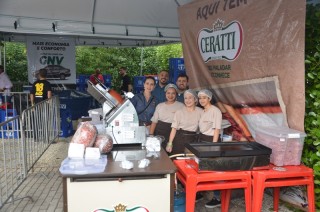 
<a style='margin-left: 5px;' class='btn btn-xs btn-social btn-facebook' href='https://www.facebook.com/sharer/sharer.php?u=https://www.galeramix.com.br/imagem/a110/800-800-90/conteudo/site_galerias/110/feijoada-do-jean-negao-2019-143.jpg' rel='popup' data-width='500' data-height='400'><i class='fa fa-facebook'></i>Compartilhar <span class='hidden-xs'>no Facebook</span>
</a> 
<a class='btn btn-default btn-xs' target='_blank' href='imagem/a110/800-800-90/conteudo/site_galerias/110/feijoada-do-jean-negao-2019-143.jpg'>
<span class='glyphicon glyphicon-cloud-download'></span> Salvar
</a>
