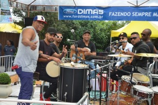 
<a style='margin-left: 5px;' class='btn btn-xs btn-social btn-facebook' href='https://www.facebook.com/sharer/sharer.php?u=https://www.galeramix.com.br/imagem/a110/800-800-90/conteudo/site_galerias/110/feijoada-do-jean-negao-2019-144.jpg' rel='popup' data-width='500' data-height='400'><i class='fa fa-facebook'></i>Compartilhar <span class='hidden-xs'>no Facebook</span>
</a> 
<a class='btn btn-default btn-xs' target='_blank' href='imagem/a110/800-800-90/conteudo/site_galerias/110/feijoada-do-jean-negao-2019-144.jpg'>
<span class='glyphicon glyphicon-cloud-download'></span> Salvar
</a>
