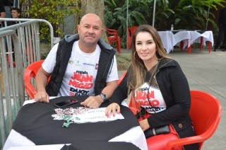 
<a style='margin-left: 5px;' class='btn btn-xs btn-social btn-facebook' href='https://www.facebook.com/sharer/sharer.php?u=https://www.galeramix.com.br/imagem/a110/800-800-90/conteudo/site_galerias/110/feijoada-do-jean-negao-2019-145.jpg' rel='popup' data-width='500' data-height='400'><i class='fa fa-facebook'></i>Compartilhar <span class='hidden-xs'>no Facebook</span>
</a> 
<a class='btn btn-default btn-xs' target='_blank' href='imagem/a110/800-800-90/conteudo/site_galerias/110/feijoada-do-jean-negao-2019-145.jpg'>
<span class='glyphicon glyphicon-cloud-download'></span> Salvar
</a>
