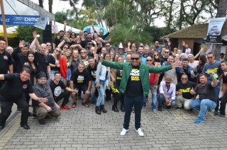 
<a style='margin-left: 5px;' class='btn btn-xs btn-social btn-facebook' href='https://www.facebook.com/sharer/sharer.php?u=https://www.galeramix.com.br/imagem/a110/800-800-90/conteudo/site_galerias/110/feijoada-do-jean-negao-2019-146.jpg' rel='popup' data-width='500' data-height='400'><i class='fa fa-facebook'></i>Compartilhar <span class='hidden-xs'>no Facebook</span>
</a> 
<a class='btn btn-default btn-xs' target='_blank' href='imagem/a110/800-800-90/conteudo/site_galerias/110/feijoada-do-jean-negao-2019-146.jpg'>
<span class='glyphicon glyphicon-cloud-download'></span> Salvar
</a>
