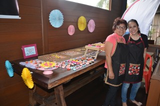 
<a style='margin-left: 5px;' class='btn btn-xs btn-social btn-facebook' href='https://www.facebook.com/sharer/sharer.php?u=https://www.galeramix.com.br/imagem/a110/800-800-90/conteudo/site_galerias/110/feijoada-do-jean-negao-2019-147.jpg' rel='popup' data-width='500' data-height='400'><i class='fa fa-facebook'></i>Compartilhar <span class='hidden-xs'>no Facebook</span>
</a> 
<a class='btn btn-default btn-xs' target='_blank' href='imagem/a110/800-800-90/conteudo/site_galerias/110/feijoada-do-jean-negao-2019-147.jpg'>
<span class='glyphicon glyphicon-cloud-download'></span> Salvar
</a>
