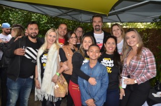 
<a style='margin-left: 5px;' class='btn btn-xs btn-social btn-facebook' href='https://www.facebook.com/sharer/sharer.php?u=https://www.galeramix.com.br/imagem/a110/800-800-90/conteudo/site_galerias/110/feijoada-do-jean-negao-2019-151.jpg' rel='popup' data-width='500' data-height='400'><i class='fa fa-facebook'></i>Compartilhar <span class='hidden-xs'>no Facebook</span>
</a> 
<a class='btn btn-default btn-xs' target='_blank' href='imagem/a110/800-800-90/conteudo/site_galerias/110/feijoada-do-jean-negao-2019-151.jpg'>
<span class='glyphicon glyphicon-cloud-download'></span> Salvar
</a>
