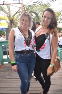 
<a style='margin-left: 5px;' class='btn btn-xs btn-social btn-facebook' href='https://www.facebook.com/sharer/sharer.php?u=https://www.galeramix.com.br/imagem/a110/800-800-90/conteudo/site_galerias/110/feijoada-do-jean-negao-2019-155.jpg' rel='popup' data-width='500' data-height='400'><i class='fa fa-facebook'></i>Compartilhar <span class='hidden-xs'>no Facebook</span>
</a> 
<a class='btn btn-default btn-xs' target='_blank' href='imagem/a110/800-800-90/conteudo/site_galerias/110/feijoada-do-jean-negao-2019-155.jpg'>
<span class='glyphicon glyphicon-cloud-download'></span> Salvar
</a>
