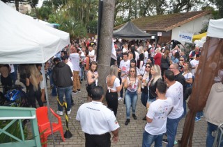 
<a style='margin-left: 5px;' class='btn btn-xs btn-social btn-facebook' href='https://www.facebook.com/sharer/sharer.php?u=https://www.galeramix.com.br/imagem/a110/800-800-90/conteudo/site_galerias/110/feijoada-do-jean-negao-2019-161.jpg' rel='popup' data-width='500' data-height='400'><i class='fa fa-facebook'></i>Compartilhar <span class='hidden-xs'>no Facebook</span>
</a> 
<a class='btn btn-default btn-xs' target='_blank' href='imagem/a110/800-800-90/conteudo/site_galerias/110/feijoada-do-jean-negao-2019-161.jpg'>
<span class='glyphicon glyphicon-cloud-download'></span> Salvar
</a>
