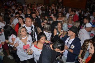 
<a style='margin-left: 5px;' class='btn btn-xs btn-social btn-facebook' href='https://www.facebook.com/sharer/sharer.php?u=https://www.galeramix.com.br/imagem/a110/800-800-90/conteudo/site_galerias/110/feijoada-do-jean-negao-2019-163.jpg' rel='popup' data-width='500' data-height='400'><i class='fa fa-facebook'></i>Compartilhar <span class='hidden-xs'>no Facebook</span>
</a> 
<a class='btn btn-default btn-xs' target='_blank' href='imagem/a110/800-800-90/conteudo/site_galerias/110/feijoada-do-jean-negao-2019-163.jpg'>
<span class='glyphicon glyphicon-cloud-download'></span> Salvar
</a>
