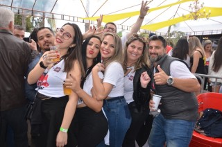 
<a style='margin-left: 5px;' class='btn btn-xs btn-social btn-facebook' href='https://www.facebook.com/sharer/sharer.php?u=https://www.galeramix.com.br/imagem/a110/800-800-90/conteudo/site_galerias/110/feijoada-do-jean-negao-2019-166.jpg' rel='popup' data-width='500' data-height='400'><i class='fa fa-facebook'></i>Compartilhar <span class='hidden-xs'>no Facebook</span>
</a> 
<a class='btn btn-default btn-xs' target='_blank' href='imagem/a110/800-800-90/conteudo/site_galerias/110/feijoada-do-jean-negao-2019-166.jpg'>
<span class='glyphicon glyphicon-cloud-download'></span> Salvar
</a>
