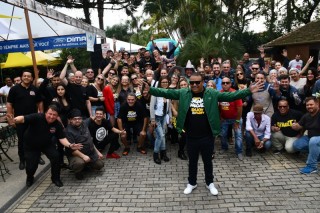 
<a style='margin-left: 5px;' class='btn btn-xs btn-social btn-facebook' href='https://www.facebook.com/sharer/sharer.php?u=https://www.galeramix.com.br/imagem/a110/800-800-90/conteudo/site_galerias/110/feijoada-do-jean-negao-2019-172.jpg' rel='popup' data-width='500' data-height='400'><i class='fa fa-facebook'></i>Compartilhar <span class='hidden-xs'>no Facebook</span>
</a> 
<a class='btn btn-default btn-xs' target='_blank' href='imagem/a110/800-800-90/conteudo/site_galerias/110/feijoada-do-jean-negao-2019-172.jpg'>
<span class='glyphicon glyphicon-cloud-download'></span> Salvar
</a>
