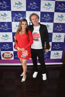 
<a style='margin-left: 5px;' class='btn btn-xs btn-social btn-facebook' href='https://www.facebook.com/sharer/sharer.php?u=https://www.galeramix.com.br/imagem/a110/800-800-90/conteudo/site_galerias/110/feijoada-do-jean-negao-2019-174.jpg' rel='popup' data-width='500' data-height='400'><i class='fa fa-facebook'></i>Compartilhar <span class='hidden-xs'>no Facebook</span>
</a> 
<a class='btn btn-default btn-xs' target='_blank' href='imagem/a110/800-800-90/conteudo/site_galerias/110/feijoada-do-jean-negao-2019-174.jpg'>
<span class='glyphicon glyphicon-cloud-download'></span> Salvar
</a>
