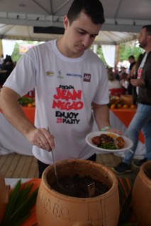 
<a style='margin-left: 5px;' class='btn btn-xs btn-social btn-facebook' href='https://www.facebook.com/sharer/sharer.php?u=https://www.galeramix.com.br/imagem/a110/800-800-90/conteudo/site_galerias/110/feijoada-do-jean-negao-2019-24.jpg' rel='popup' data-width='500' data-height='400'><i class='fa fa-facebook'></i>Compartilhar <span class='hidden-xs'>no Facebook</span>
</a> 
<a class='btn btn-default btn-xs' target='_blank' href='imagem/a110/800-800-90/conteudo/site_galerias/110/feijoada-do-jean-negao-2019-24.jpg'>
<span class='glyphicon glyphicon-cloud-download'></span> Salvar
</a>
