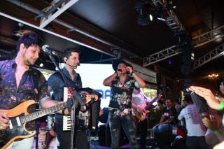 
<a style='margin-left: 5px;' class='btn btn-xs btn-social btn-facebook' href='https://www.facebook.com/sharer/sharer.php?u=https://www.galeramix.com.br/imagem/a110/800-800-90/conteudo/site_galerias/110/feijoada-do-jean-negao-2019-27.jpg' rel='popup' data-width='500' data-height='400'><i class='fa fa-facebook'></i>Compartilhar <span class='hidden-xs'>no Facebook</span>
</a> 
<a class='btn btn-default btn-xs' target='_blank' href='imagem/a110/800-800-90/conteudo/site_galerias/110/feijoada-do-jean-negao-2019-27.jpg'>
<span class='glyphicon glyphicon-cloud-download'></span> Salvar
</a>
