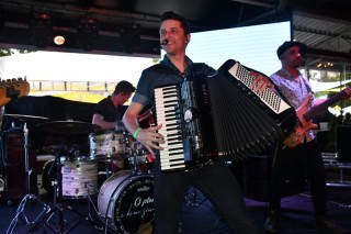 
<a style='margin-left: 5px;' class='btn btn-xs btn-social btn-facebook' href='https://www.facebook.com/sharer/sharer.php?u=https://www.galeramix.com.br/imagem/a110/800-800-90/conteudo/site_galerias/110/feijoada-do-jean-negao-2019-28.jpg' rel='popup' data-width='500' data-height='400'><i class='fa fa-facebook'></i>Compartilhar <span class='hidden-xs'>no Facebook</span>
</a> 
<a class='btn btn-default btn-xs' target='_blank' href='imagem/a110/800-800-90/conteudo/site_galerias/110/feijoada-do-jean-negao-2019-28.jpg'>
<span class='glyphicon glyphicon-cloud-download'></span> Salvar
</a>
