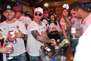 
<a style='margin-left: 5px;' class='btn btn-xs btn-social btn-facebook' href='https://www.facebook.com/sharer/sharer.php?u=https://www.galeramix.com.br/imagem/a110/800-800-90/conteudo/site_galerias/110/feijoada-do-jean-negao-2019-30.jpg' rel='popup' data-width='500' data-height='400'><i class='fa fa-facebook'></i>Compartilhar <span class='hidden-xs'>no Facebook</span>
</a> 
<a class='btn btn-default btn-xs' target='_blank' href='imagem/a110/800-800-90/conteudo/site_galerias/110/feijoada-do-jean-negao-2019-30.jpg'>
<span class='glyphicon glyphicon-cloud-download'></span> Salvar
</a>
