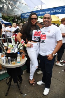 
<a style='margin-left: 5px;' class='btn btn-xs btn-social btn-facebook' href='https://www.facebook.com/sharer/sharer.php?u=https://www.galeramix.com.br/imagem/a110/800-800-90/conteudo/site_galerias/110/feijoada-do-jean-negao-2019-35.jpg' rel='popup' data-width='500' data-height='400'><i class='fa fa-facebook'></i>Compartilhar <span class='hidden-xs'>no Facebook</span>
</a> 
<a class='btn btn-default btn-xs' target='_blank' href='imagem/a110/800-800-90/conteudo/site_galerias/110/feijoada-do-jean-negao-2019-35.jpg'>
<span class='glyphicon glyphicon-cloud-download'></span> Salvar
</a>
