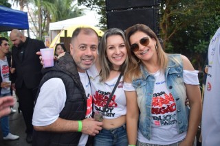 
<a style='margin-left: 5px;' class='btn btn-xs btn-social btn-facebook' href='https://www.facebook.com/sharer/sharer.php?u=https://www.galeramix.com.br/imagem/a110/800-800-90/conteudo/site_galerias/110/feijoada-do-jean-negao-2019-37.jpg' rel='popup' data-width='500' data-height='400'><i class='fa fa-facebook'></i>Compartilhar <span class='hidden-xs'>no Facebook</span>
</a> 
<a class='btn btn-default btn-xs' target='_blank' href='imagem/a110/800-800-90/conteudo/site_galerias/110/feijoada-do-jean-negao-2019-37.jpg'>
<span class='glyphicon glyphicon-cloud-download'></span> Salvar
</a>
