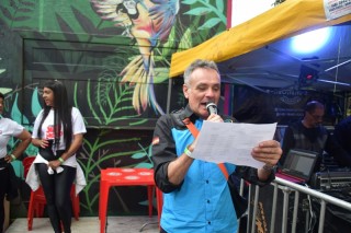 
<a style='margin-left: 5px;' class='btn btn-xs btn-social btn-facebook' href='https://www.facebook.com/sharer/sharer.php?u=https://www.galeramix.com.br/imagem/a110/800-800-90/conteudo/site_galerias/110/feijoada-do-jean-negao-2019-38.jpg' rel='popup' data-width='500' data-height='400'><i class='fa fa-facebook'></i>Compartilhar <span class='hidden-xs'>no Facebook</span>
</a> 
<a class='btn btn-default btn-xs' target='_blank' href='imagem/a110/800-800-90/conteudo/site_galerias/110/feijoada-do-jean-negao-2019-38.jpg'>
<span class='glyphicon glyphicon-cloud-download'></span> Salvar
</a>
