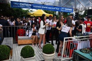 
<a style='margin-left: 5px;' class='btn btn-xs btn-social btn-facebook' href='https://www.facebook.com/sharer/sharer.php?u=https://www.galeramix.com.br/imagem/a110/800-800-90/conteudo/site_galerias/110/feijoada-do-jean-negao-2019-39.jpg' rel='popup' data-width='500' data-height='400'><i class='fa fa-facebook'></i>Compartilhar <span class='hidden-xs'>no Facebook</span>
</a> 
<a class='btn btn-default btn-xs' target='_blank' href='imagem/a110/800-800-90/conteudo/site_galerias/110/feijoada-do-jean-negao-2019-39.jpg'>
<span class='glyphicon glyphicon-cloud-download'></span> Salvar
</a>
