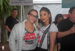 
<a style='margin-left: 5px;' class='btn btn-xs btn-social btn-facebook' href='https://www.facebook.com/sharer/sharer.php?u=https://www.galeramix.com.br/imagem/a110/800-800-90/conteudo/site_galerias/110/feijoada-do-jean-negao-2019-48.jpg' rel='popup' data-width='500' data-height='400'><i class='fa fa-facebook'></i>Compartilhar <span class='hidden-xs'>no Facebook</span>
</a> 
<a class='btn btn-default btn-xs' target='_blank' href='imagem/a110/800-800-90/conteudo/site_galerias/110/feijoada-do-jean-negao-2019-48.jpg'>
<span class='glyphicon glyphicon-cloud-download'></span> Salvar
</a>
