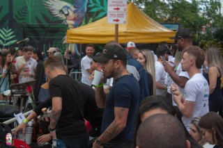 
<a style='margin-left: 5px;' class='btn btn-xs btn-social btn-facebook' href='https://www.facebook.com/sharer/sharer.php?u=https://www.galeramix.com.br/imagem/a110/800-800-90/conteudo/site_galerias/110/feijoada-do-jean-negao-2019-65.jpg' rel='popup' data-width='500' data-height='400'><i class='fa fa-facebook'></i>Compartilhar <span class='hidden-xs'>no Facebook</span>
</a> 
<a class='btn btn-default btn-xs' target='_blank' href='imagem/a110/800-800-90/conteudo/site_galerias/110/feijoada-do-jean-negao-2019-65.jpg'>
<span class='glyphicon glyphicon-cloud-download'></span> Salvar
</a>
