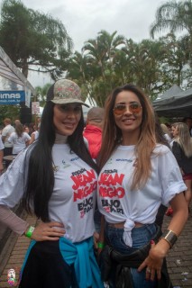 
<a style='margin-left: 5px;' class='btn btn-xs btn-social btn-facebook' href='https://www.facebook.com/sharer/sharer.php?u=https://www.galeramix.com.br/imagem/a110/800-800-90/conteudo/site_galerias/110/feijoada-do-jean-negao-2019-79.jpg' rel='popup' data-width='500' data-height='400'><i class='fa fa-facebook'></i>Compartilhar <span class='hidden-xs'>no Facebook</span>
</a> 
<a class='btn btn-default btn-xs' target='_blank' href='imagem/a110/800-800-90/conteudo/site_galerias/110/feijoada-do-jean-negao-2019-79.jpg'>
<span class='glyphicon glyphicon-cloud-download'></span> Salvar
</a>
