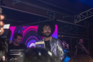 
<a style='margin-left: 5px;' class='btn btn-xs btn-social btn-facebook' href='https://www.facebook.com/sharer/sharer.php?u=https://www.galeramix.com.br/imagem/a110/800-800-90/conteudo/site_galerias/110/feijoada-do-jean-negao-2019-85.jpg' rel='popup' data-width='500' data-height='400'><i class='fa fa-facebook'></i>Compartilhar <span class='hidden-xs'>no Facebook</span>
</a> 
<a class='btn btn-default btn-xs' target='_blank' href='imagem/a110/800-800-90/conteudo/site_galerias/110/feijoada-do-jean-negao-2019-85.jpg'>
<span class='glyphicon glyphicon-cloud-download'></span> Salvar
</a>
