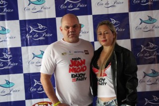 
<a style='margin-left: 5px;' class='btn btn-xs btn-social btn-facebook' href='https://www.facebook.com/sharer/sharer.php?u=https://www.galeramix.com.br/imagem/a110/800-800-90/conteudo/site_galerias/110/feijoada-do-jean-negao-2019-87.jpg' rel='popup' data-width='500' data-height='400'><i class='fa fa-facebook'></i>Compartilhar <span class='hidden-xs'>no Facebook</span>
</a> 
<a class='btn btn-default btn-xs' target='_blank' href='imagem/a110/800-800-90/conteudo/site_galerias/110/feijoada-do-jean-negao-2019-87.jpg'>
<span class='glyphicon glyphicon-cloud-download'></span> Salvar
</a>
