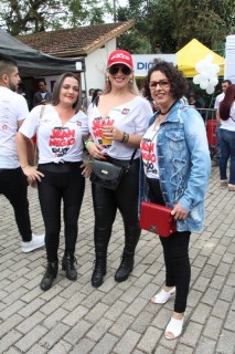 
<a style='margin-left: 5px;' class='btn btn-xs btn-social btn-facebook' href='https://www.facebook.com/sharer/sharer.php?u=https://www.galeramix.com.br/imagem/a110/800-800-90/conteudo/site_galerias/110/feijoada-do-jean-negao-2019-94.jpg' rel='popup' data-width='500' data-height='400'><i class='fa fa-facebook'></i>Compartilhar <span class='hidden-xs'>no Facebook</span>
</a> 
<a class='btn btn-default btn-xs' target='_blank' href='imagem/a110/800-800-90/conteudo/site_galerias/110/feijoada-do-jean-negao-2019-94.jpg'>
<span class='glyphicon glyphicon-cloud-download'></span> Salvar
</a>
