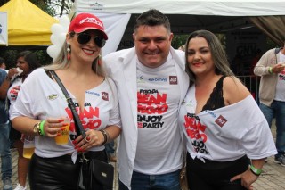 
<a style='margin-left: 5px;' class='btn btn-xs btn-social btn-facebook' href='https://www.facebook.com/sharer/sharer.php?u=https://www.galeramix.com.br/imagem/a110/800-800-90/conteudo/site_galerias/110/feijoada-do-jean-negao-2019-95.jpg' rel='popup' data-width='500' data-height='400'><i class='fa fa-facebook'></i>Compartilhar <span class='hidden-xs'>no Facebook</span>
</a> 
<a class='btn btn-default btn-xs' target='_blank' href='imagem/a110/800-800-90/conteudo/site_galerias/110/feijoada-do-jean-negao-2019-95.jpg'>
<span class='glyphicon glyphicon-cloud-download'></span> Salvar
</a>
