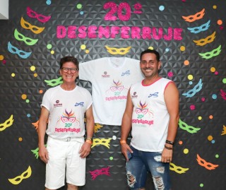 
<a style='margin-left: 5px;' class='btn btn-xs btn-social btn-facebook' href='https://www.facebook.com/sharer/sharer.php?u=https://www.galeramix.com.br/imagem/a112/800-800-90/conteudo/site_galerias/112/20-desenferruje-lives-tijucas-galeramix-111.jpg' rel='popup' data-width='500' data-height='400'><i class='fa fa-facebook'></i>Compartilhar <span class='hidden-xs'>no Facebook</span>
</a> 
<a class='btn btn-default btn-xs' target='_blank' href='imagem/a112/800-800-90/conteudo/site_galerias/112/20-desenferruje-lives-tijucas-galeramix-111.jpg'>
<span class='glyphicon glyphicon-cloud-download'></span> Salvar
</a>
