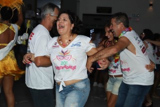 
<a style='margin-left: 5px;' class='btn btn-xs btn-social btn-facebook' href='https://www.facebook.com/sharer/sharer.php?u=https://www.galeramix.com.br/imagem/a112/800-800-90/conteudo/site_galerias/112/20-desenferruje-lives-tijucas-galeramix-201.jpg' rel='popup' data-width='500' data-height='400'><i class='fa fa-facebook'></i>Compartilhar <span class='hidden-xs'>no Facebook</span>
</a> 
<a class='btn btn-default btn-xs' target='_blank' href='imagem/a112/800-800-90/conteudo/site_galerias/112/20-desenferruje-lives-tijucas-galeramix-201.jpg'>
<span class='glyphicon glyphicon-cloud-download'></span> Salvar
</a>
