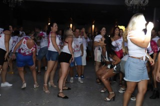 
<a style='margin-left: 5px;' class='btn btn-xs btn-social btn-facebook' href='https://www.facebook.com/sharer/sharer.php?u=https://www.galeramix.com.br/imagem/a112/800-800-90/conteudo/site_galerias/112/20-desenferruje-lives-tijucas-galeramix-231.jpg' rel='popup' data-width='500' data-height='400'><i class='fa fa-facebook'></i>Compartilhar <span class='hidden-xs'>no Facebook</span>
</a> 
<a class='btn btn-default btn-xs' target='_blank' href='imagem/a112/800-800-90/conteudo/site_galerias/112/20-desenferruje-lives-tijucas-galeramix-231.jpg'>
<span class='glyphicon glyphicon-cloud-download'></span> Salvar
</a>
