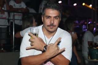 
<a style='margin-left: 5px;' class='btn btn-xs btn-social btn-facebook' href='https://www.facebook.com/sharer/sharer.php?u=https://www.galeramix.com.br/imagem/a112/800-800-90/conteudo/site_galerias/112/20-desenferruje-lives-tijucas-galeramix-244.jpg' rel='popup' data-width='500' data-height='400'><i class='fa fa-facebook'></i>Compartilhar <span class='hidden-xs'>no Facebook</span>
</a> 
<a class='btn btn-default btn-xs' target='_blank' href='imagem/a112/800-800-90/conteudo/site_galerias/112/20-desenferruje-lives-tijucas-galeramix-244.jpg'>
<span class='glyphicon glyphicon-cloud-download'></span> Salvar
</a>
