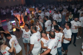 
<a style='margin-left: 5px;' class='btn btn-xs btn-social btn-facebook' href='https://www.facebook.com/sharer/sharer.php?u=https://www.galeramix.com.br/imagem/a112/800-800-90/conteudo/site_galerias/112/20-desenferruje-lives-tijucas-galeramix-262.jpg' rel='popup' data-width='500' data-height='400'><i class='fa fa-facebook'></i>Compartilhar <span class='hidden-xs'>no Facebook</span>
</a> 
<a class='btn btn-default btn-xs' target='_blank' href='imagem/a112/800-800-90/conteudo/site_galerias/112/20-desenferruje-lives-tijucas-galeramix-262.jpg'>
<span class='glyphicon glyphicon-cloud-download'></span> Salvar
</a>
