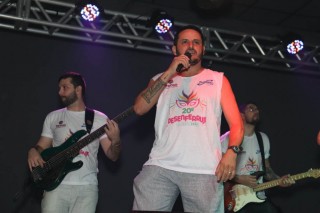 
<a style='margin-left: 5px;' class='btn btn-xs btn-social btn-facebook' href='https://www.facebook.com/sharer/sharer.php?u=https://www.galeramix.com.br/imagem/a112/800-800-90/conteudo/site_galerias/112/20-desenferruje-lives-tijucas-galeramix-265.jpg' rel='popup' data-width='500' data-height='400'><i class='fa fa-facebook'></i>Compartilhar <span class='hidden-xs'>no Facebook</span>
</a> 
<a class='btn btn-default btn-xs' target='_blank' href='imagem/a112/800-800-90/conteudo/site_galerias/112/20-desenferruje-lives-tijucas-galeramix-265.jpg'>
<span class='glyphicon glyphicon-cloud-download'></span> Salvar
</a>
