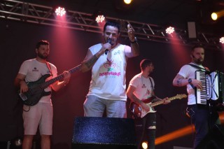 
<a style='margin-left: 5px;' class='btn btn-xs btn-social btn-facebook' href='https://www.facebook.com/sharer/sharer.php?u=https://www.galeramix.com.br/imagem/a112/800-800-90/conteudo/site_galerias/112/20-desenferruje-lives-tijucas-galeramix-266.jpg' rel='popup' data-width='500' data-height='400'><i class='fa fa-facebook'></i>Compartilhar <span class='hidden-xs'>no Facebook</span>
</a> 
<a class='btn btn-default btn-xs' target='_blank' href='imagem/a112/800-800-90/conteudo/site_galerias/112/20-desenferruje-lives-tijucas-galeramix-266.jpg'>
<span class='glyphicon glyphicon-cloud-download'></span> Salvar
</a>
