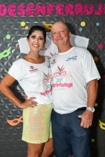 
<a style='margin-left: 5px;' class='btn btn-xs btn-social btn-facebook' href='https://www.facebook.com/sharer/sharer.php?u=https://www.galeramix.com.br/imagem/a112/800-800-90/conteudo/site_galerias/112/20-desenferruje-lives-tijucas-galeramix-33.jpg' rel='popup' data-width='500' data-height='400'><i class='fa fa-facebook'></i>Compartilhar <span class='hidden-xs'>no Facebook</span>
</a> 
<a class='btn btn-default btn-xs' target='_blank' href='imagem/a112/800-800-90/conteudo/site_galerias/112/20-desenferruje-lives-tijucas-galeramix-33.jpg'>
<span class='glyphicon glyphicon-cloud-download'></span> Salvar
</a>
