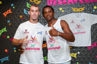 
<a style='margin-left: 5px;' class='btn btn-xs btn-social btn-facebook' href='https://www.facebook.com/sharer/sharer.php?u=https://www.galeramix.com.br/imagem/a112/800-800-90/conteudo/site_galerias/112/20-desenferruje-lives-tijucas-galeramix-88.jpg' rel='popup' data-width='500' data-height='400'><i class='fa fa-facebook'></i>Compartilhar <span class='hidden-xs'>no Facebook</span>
</a> 
<a class='btn btn-default btn-xs' target='_blank' href='imagem/a112/800-800-90/conteudo/site_galerias/112/20-desenferruje-lives-tijucas-galeramix-88.jpg'>
<span class='glyphicon glyphicon-cloud-download'></span> Salvar
</a>
