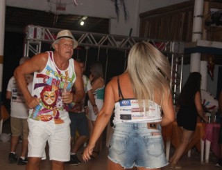 
<a style='margin-left: 5px;' class='btn btn-xs btn-social btn-facebook' href='https://www.facebook.com/sharer/sharer.php?u=https://www.galeramix.com.br/imagem/a113/800-800-90/conteudo/site_galerias/113/baile-de-carnaval-para-casais-ctg-fogao-de-lenha-tijucas-galeramix-124.jpg' rel='popup' data-width='500' data-height='400'><i class='fa fa-facebook'></i>Compartilhar <span class='hidden-xs'>no Facebook</span>
</a> 
<a class='btn btn-default btn-xs' target='_blank' href='imagem/a113/800-800-90/conteudo/site_galerias/113/baile-de-carnaval-para-casais-ctg-fogao-de-lenha-tijucas-galeramix-124.jpg'>
<span class='glyphicon glyphicon-cloud-download'></span> Salvar
</a>
