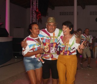 
<a style='margin-left: 5px;' class='btn btn-xs btn-social btn-facebook' href='https://www.facebook.com/sharer/sharer.php?u=https://www.galeramix.com.br/imagem/a113/800-800-90/conteudo/site_galerias/113/baile-de-carnaval-para-casais-ctg-fogao-de-lenha-tijucas-galeramix-137.jpg' rel='popup' data-width='500' data-height='400'><i class='fa fa-facebook'></i>Compartilhar <span class='hidden-xs'>no Facebook</span>
</a> 
<a class='btn btn-default btn-xs' target='_blank' href='imagem/a113/800-800-90/conteudo/site_galerias/113/baile-de-carnaval-para-casais-ctg-fogao-de-lenha-tijucas-galeramix-137.jpg'>
<span class='glyphicon glyphicon-cloud-download'></span> Salvar
</a>
