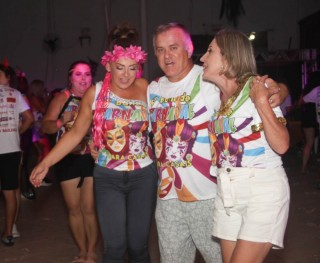 
<a style='margin-left: 5px;' class='btn btn-xs btn-social btn-facebook' href='https://www.facebook.com/sharer/sharer.php?u=https://www.galeramix.com.br/imagem/a113/800-800-90/conteudo/site_galerias/113/baile-de-carnaval-para-casais-ctg-fogao-de-lenha-tijucas-galeramix-145.jpg' rel='popup' data-width='500' data-height='400'><i class='fa fa-facebook'></i>Compartilhar <span class='hidden-xs'>no Facebook</span>
</a> 
<a class='btn btn-default btn-xs' target='_blank' href='imagem/a113/800-800-90/conteudo/site_galerias/113/baile-de-carnaval-para-casais-ctg-fogao-de-lenha-tijucas-galeramix-145.jpg'>
<span class='glyphicon glyphicon-cloud-download'></span> Salvar
</a>
