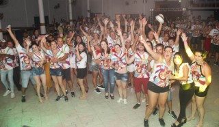 
<a style='margin-left: 5px;' class='btn btn-xs btn-social btn-facebook' href='https://www.facebook.com/sharer/sharer.php?u=https://www.galeramix.com.br/imagem/a113/800-800-90/conteudo/site_galerias/113/baile-de-carnaval-para-casais-ctg-fogao-de-lenha-tijucas-galeramix-152.jpg' rel='popup' data-width='500' data-height='400'><i class='fa fa-facebook'></i>Compartilhar <span class='hidden-xs'>no Facebook</span>
</a> 
<a class='btn btn-default btn-xs' target='_blank' href='imagem/a113/800-800-90/conteudo/site_galerias/113/baile-de-carnaval-para-casais-ctg-fogao-de-lenha-tijucas-galeramix-152.jpg'>
<span class='glyphicon glyphicon-cloud-download'></span> Salvar
</a>
