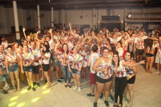 
<a style='margin-left: 5px;' class='btn btn-xs btn-social btn-facebook' href='https://www.facebook.com/sharer/sharer.php?u=https://www.galeramix.com.br/imagem/a113/800-800-90/conteudo/site_galerias/113/baile-de-carnaval-para-casais-ctg-fogao-de-lenha-tijucas-galeramix-154.jpg' rel='popup' data-width='500' data-height='400'><i class='fa fa-facebook'></i>Compartilhar <span class='hidden-xs'>no Facebook</span>
</a> 
<a class='btn btn-default btn-xs' target='_blank' href='imagem/a113/800-800-90/conteudo/site_galerias/113/baile-de-carnaval-para-casais-ctg-fogao-de-lenha-tijucas-galeramix-154.jpg'>
<span class='glyphicon glyphicon-cloud-download'></span> Salvar
</a>
