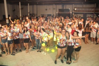 
<a style='margin-left: 5px;' class='btn btn-xs btn-social btn-facebook' href='https://www.facebook.com/sharer/sharer.php?u=https://www.galeramix.com.br/imagem/a113/800-800-90/conteudo/site_galerias/113/baile-de-carnaval-para-casais-ctg-fogao-de-lenha-tijucas-galeramix-155.jpg' rel='popup' data-width='500' data-height='400'><i class='fa fa-facebook'></i>Compartilhar <span class='hidden-xs'>no Facebook</span>
</a> 
<a class='btn btn-default btn-xs' target='_blank' href='imagem/a113/800-800-90/conteudo/site_galerias/113/baile-de-carnaval-para-casais-ctg-fogao-de-lenha-tijucas-galeramix-155.jpg'>
<span class='glyphicon glyphicon-cloud-download'></span> Salvar
</a>
