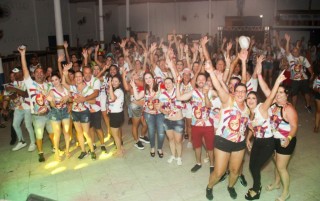 
<a style='margin-left: 5px;' class='btn btn-xs btn-social btn-facebook' href='https://www.facebook.com/sharer/sharer.php?u=https://www.galeramix.com.br/imagem/a113/800-800-90/conteudo/site_galerias/113/baile-de-carnaval-para-casais-ctg-fogao-de-lenha-tijucas-galeramix-166.jpg' rel='popup' data-width='500' data-height='400'><i class='fa fa-facebook'></i>Compartilhar <span class='hidden-xs'>no Facebook</span>
</a> 
<a class='btn btn-default btn-xs' target='_blank' href='imagem/a113/800-800-90/conteudo/site_galerias/113/baile-de-carnaval-para-casais-ctg-fogao-de-lenha-tijucas-galeramix-166.jpg'>
<span class='glyphicon glyphicon-cloud-download'></span> Salvar
</a>
