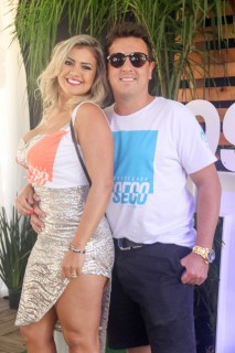 
                <a style='margin-left: 5px;' class='btn btn-xs btn-social btn-facebook' href='https://www.facebook.com/sharer/sharer.php?u=https://www.galeramix.com.br/imagem/a114/800-800-90/conteudo/site_galerias/114/12-costelaco-junior-seco-silva-neto-canelinha-maiara-e-maraisa-galeramix-102.jpg' rel='popup' data-width='500' data-height='400'><i class='fa fa-facebook'></i>Compartilhar <span class='hidden-xs'>no Facebook</span>
            </a> 
            <a class='btn btn-default btn-xs' target='_blank' href='imagem/a114/800-800-90/conteudo/site_galerias/114/12-costelaco-junior-seco-silva-neto-canelinha-maiara-e-maraisa-galeramix-102.jpg'>
                <span class='glyphicon glyphicon-cloud-download'></span> Salvar
            </a>
            