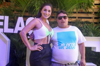 
        <a style='margin-left: 5px;' class='btn btn-xs btn-social btn-facebook' href='https://www.facebook.com/sharer/sharer.php?u=https://www.galeramix.com.br/imagem/a114/800-800-90/conteudo/site_galerias/114/12-costelaco-junior-seco-silva-neto-canelinha-maiara-e-maraisa-galeramix-104.jpg' rel='popup' data-width='500' data-height='400'><i class='fa fa-facebook'></i>Compartilhar <span class='hidden-xs'>no Facebook</span>
    </a> 
    <a class='btn btn-default btn-xs' target='_blank' href='imagem/a114/800-800-90/conteudo/site_galerias/114/12-costelaco-junior-seco-silva-neto-canelinha-maiara-e-maraisa-galeramix-104.jpg'>
        <span class='glyphicon glyphicon-cloud-download'></span> Salvar
    </a>
    