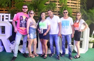 
<a style='margin-left: 5px;' class='btn btn-xs btn-social btn-facebook' href='https://www.facebook.com/sharer/sharer.php?u=https://www.galeramix.com.br/imagem/a114/800-800-90/conteudo/site_galerias/114/12-costelaco-junior-seco-silva-neto-canelinha-maiara-e-maraisa-galeramix-107.jpg' rel='popup' data-width='500' data-height='400'><i class='fa fa-facebook'></i>Compartilhar <span class='hidden-xs'>no Facebook</span>
</a> 
<a class='btn btn-default btn-xs' target='_blank' href='imagem/a114/800-800-90/conteudo/site_galerias/114/12-costelaco-junior-seco-silva-neto-canelinha-maiara-e-maraisa-galeramix-107.jpg'>
<span class='glyphicon glyphicon-cloud-download'></span> Salvar
</a>
