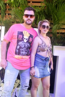 
<a style='margin-left: 5px;' class='btn btn-xs btn-social btn-facebook' href='https://www.facebook.com/sharer/sharer.php?u=https://www.galeramix.com.br/imagem/a114/800-800-90/conteudo/site_galerias/114/12-costelaco-junior-seco-silva-neto-canelinha-maiara-e-maraisa-galeramix-108.jpg' rel='popup' data-width='500' data-height='400'><i class='fa fa-facebook'></i>Compartilhar <span class='hidden-xs'>no Facebook</span>
</a> 
<a class='btn btn-default btn-xs' target='_blank' href='imagem/a114/800-800-90/conteudo/site_galerias/114/12-costelaco-junior-seco-silva-neto-canelinha-maiara-e-maraisa-galeramix-108.jpg'>
<span class='glyphicon glyphicon-cloud-download'></span> Salvar
</a>
