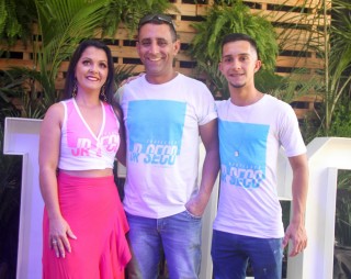 
<a style='margin-left: 5px;' class='btn btn-xs btn-social btn-facebook' href='https://www.facebook.com/sharer/sharer.php?u=https://www.galeramix.com.br/imagem/a114/800-800-90/conteudo/site_galerias/114/12-costelaco-junior-seco-silva-neto-canelinha-maiara-e-maraisa-galeramix-119.jpg' rel='popup' data-width='500' data-height='400'><i class='fa fa-facebook'></i>Compartilhar <span class='hidden-xs'>no Facebook</span>
</a> 
<a class='btn btn-default btn-xs' target='_blank' href='imagem/a114/800-800-90/conteudo/site_galerias/114/12-costelaco-junior-seco-silva-neto-canelinha-maiara-e-maraisa-galeramix-119.jpg'>
<span class='glyphicon glyphicon-cloud-download'></span> Salvar
</a>
