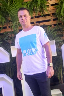 
<a style='margin-left: 5px;' class='btn btn-xs btn-social btn-facebook' href='https://www.facebook.com/sharer/sharer.php?u=https://www.galeramix.com.br/imagem/a114/800-800-90/conteudo/site_galerias/114/12-costelaco-junior-seco-silva-neto-canelinha-maiara-e-maraisa-galeramix-128.jpg' rel='popup' data-width='500' data-height='400'><i class='fa fa-facebook'></i>Compartilhar <span class='hidden-xs'>no Facebook</span>
</a> 
<a class='btn btn-default btn-xs' target='_blank' href='imagem/a114/800-800-90/conteudo/site_galerias/114/12-costelaco-junior-seco-silva-neto-canelinha-maiara-e-maraisa-galeramix-128.jpg'>
<span class='glyphicon glyphicon-cloud-download'></span> Salvar
</a>
